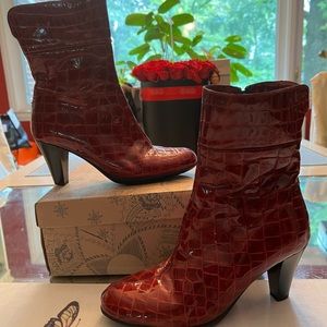 La Canadienne Snake Embossed Boots in Dark Red. Sz8